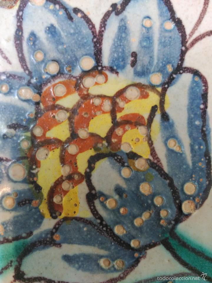 Antig&uuml;edades: Azulejo policromado, con flor, S XVIII - Foto 3