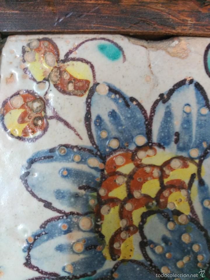 Antig&uuml;edades: Azulejo policromado, con flor, S XVIII - Foto 6