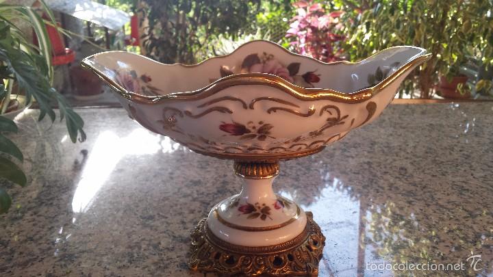 Antig&uuml;edades: antiguo centro de mesa de loza y metal - Foto 1