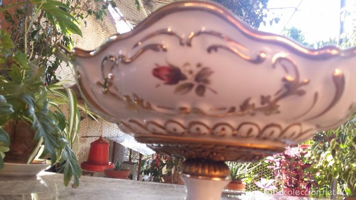 Antig&uuml;edades: antiguo centro de mesa de loza y metal - Foto 3