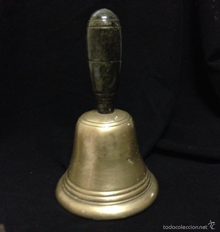 Antig&uuml;edades: ANTIG&Uuml;A CAMPANA EN BRONCE , MANGO EN MADERA . - Foto 1