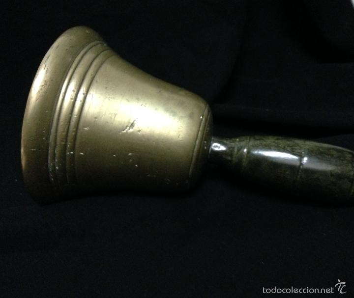 Antig&uuml;edades: ANTIG&Uuml;A CAMPANA EN BRONCE , MANGO EN MADERA . - Foto 2
