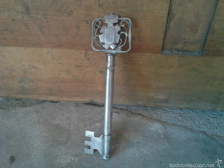 Antig&uuml;edades: LLAVE CON ESCUDO - Foto 1
