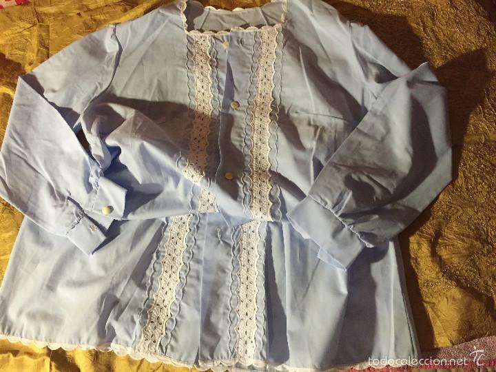 Antig&uuml;edades: Bata de se&ntilde;ora en algod&oacute;n azul con apliques de bordado blanco - Foto 1