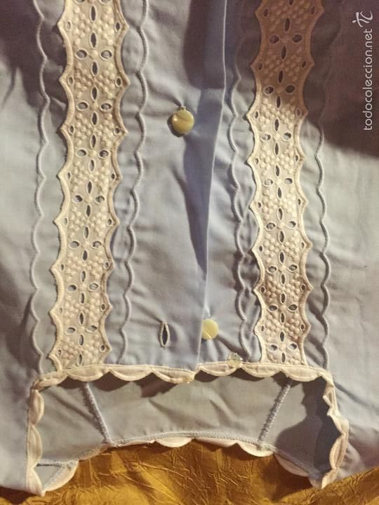 Antig&uuml;edades: Bata de se&ntilde;ora en algod&oacute;n azul con apliques de bordado blanco - Foto 2
