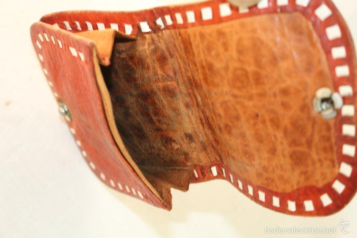 Antig&uuml;edades: monedero antiguo en piel repujada - Foto 3