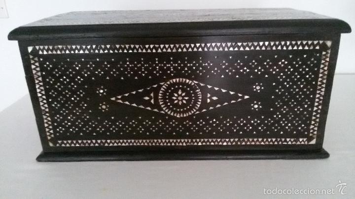 Antig&uuml;edades: ARCA COLONIAL - EBONIZADA - TARACEA DE MADREPERLA - Foto 2