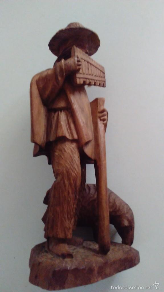 Oggetti Antichi: Escultura en madera de pastor andino acompa&ntilde;ado de una obeja