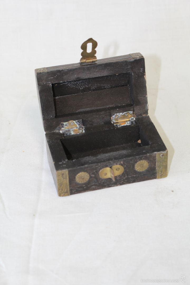 Antig&uuml;edades: caja joyero en madera y laton - Foto 3
