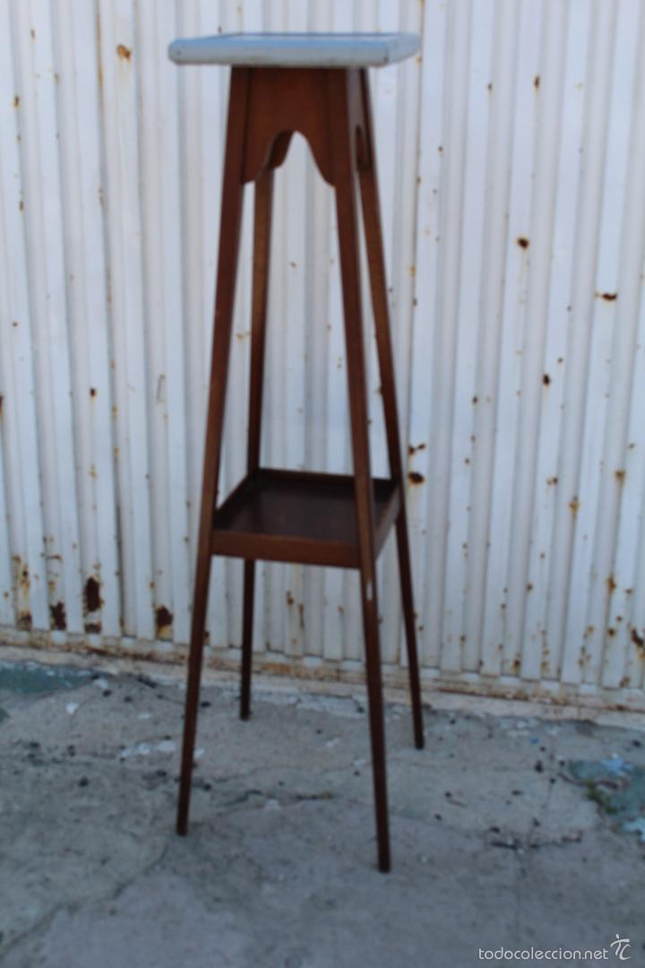 Antig&uuml;edades: jardinera en madera de nogal - Foto 1