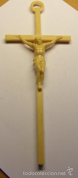 Antig&uuml;edades: Crucifijo religioso de pl&aacute;stico. - Foto 1