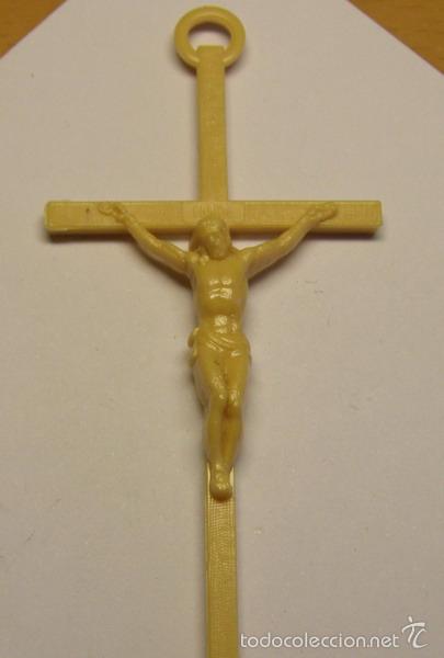 Antig&uuml;edades: Crucifijo religioso de pl&aacute;stico. - Foto 2