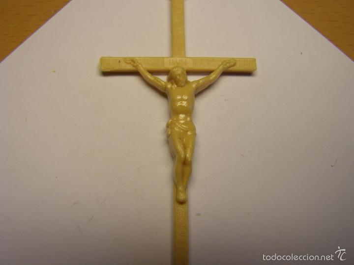 Antig&uuml;edades: Crucifijo religioso de pl&aacute;stico. - Foto 3