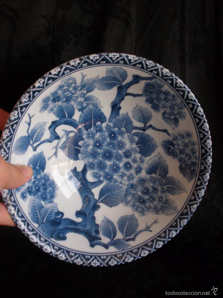 Oggetti Antichi: Hermoso plato Hondo Bowl en porcelana China firmada tonos azul y blanco, BLUE AND WHITE