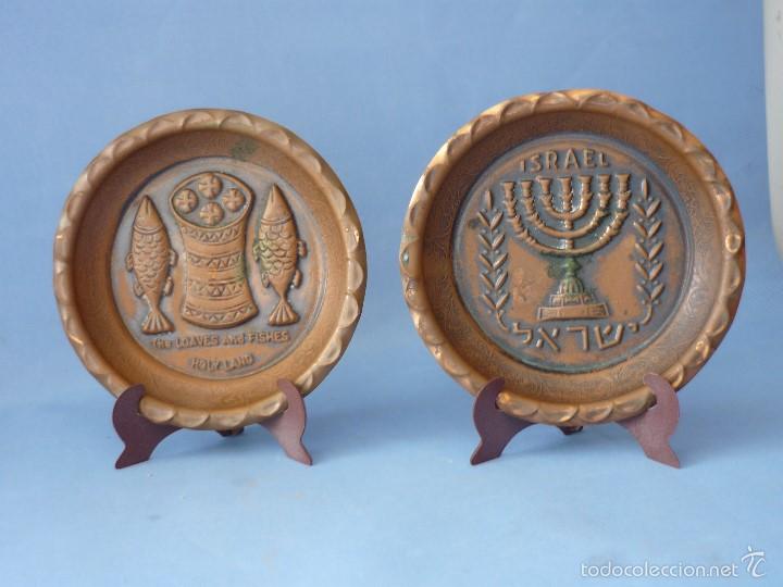 Antiquit&eacute;s: 2 PLATOS PEQUE&Ntilde;OS DE COBRE. DE ISRAEL CON SOPORTES.DIAMETRO 12CM.