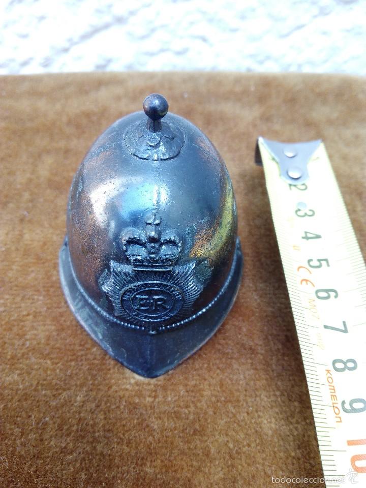 Antig&uuml;edades: Casco de metal con campana - Foto 1