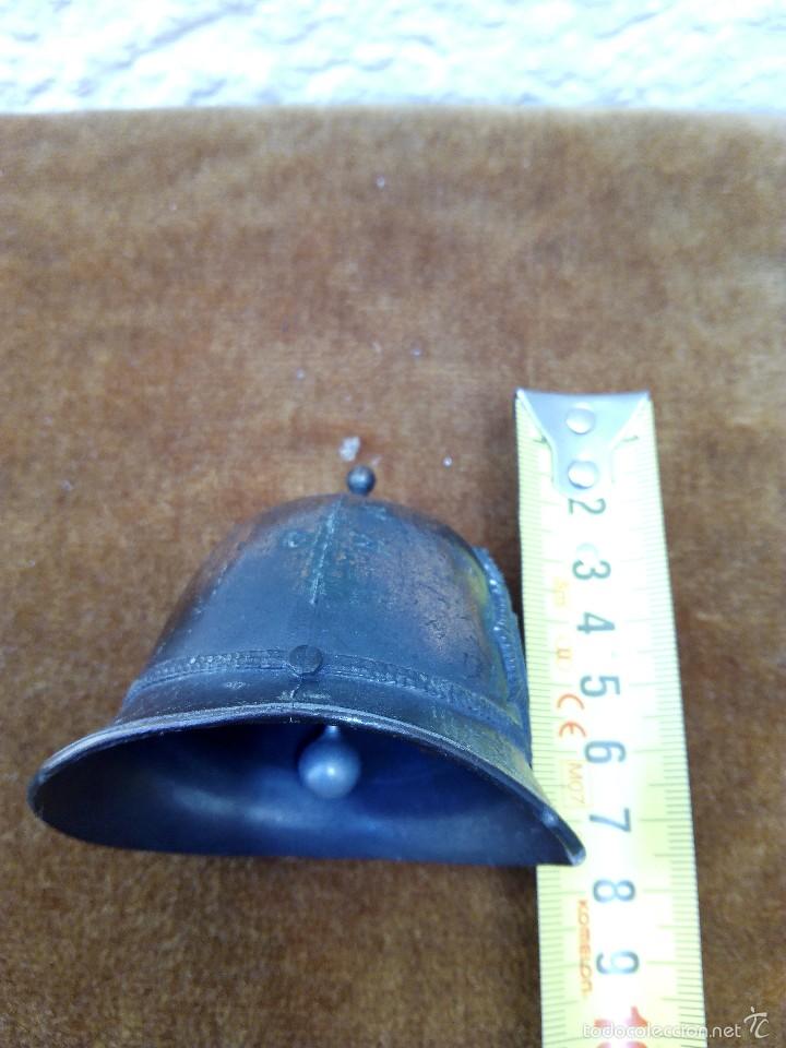 Antig&uuml;edades: Casco de metal con campana - Foto 2