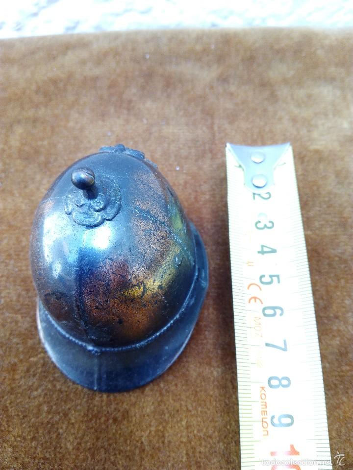 Antig&uuml;edades: Casco de metal con campana - Foto 3
