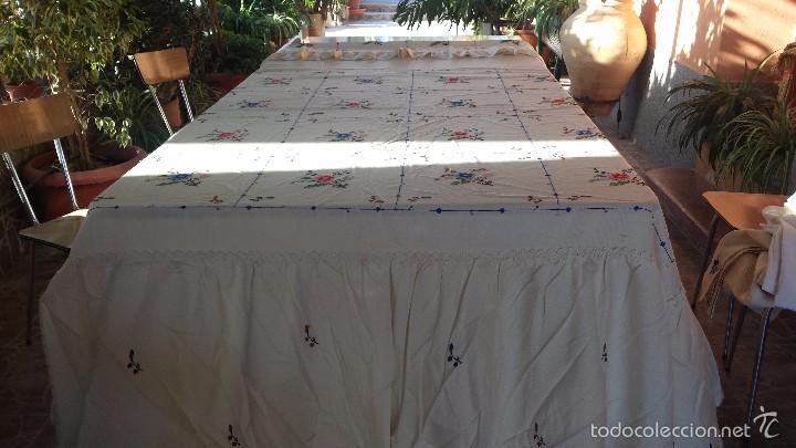 Antig&uuml;edades: antigua colcha con bordados. - Foto 1