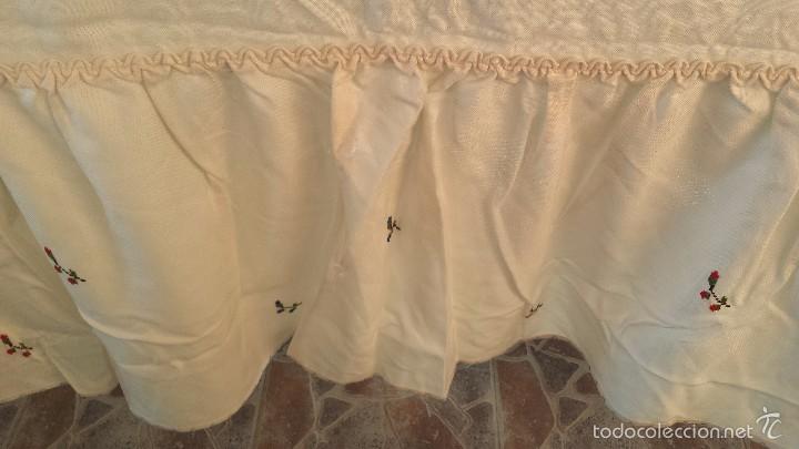 Antig&uuml;edades: antigua colcha con bordados. - Foto 4