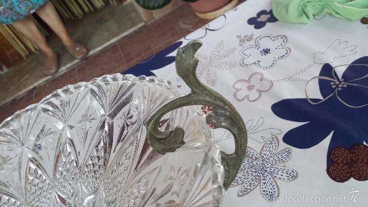 Antig&uuml;edades: antiguo centro de mesa en cristal tallado y bronce - Foto 3