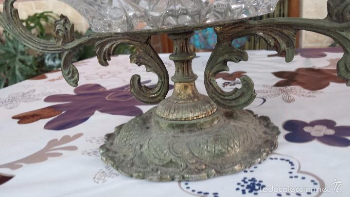 Antig&uuml;edades: antiguo centro de mesa en cristal tallado y bronce - Foto 4