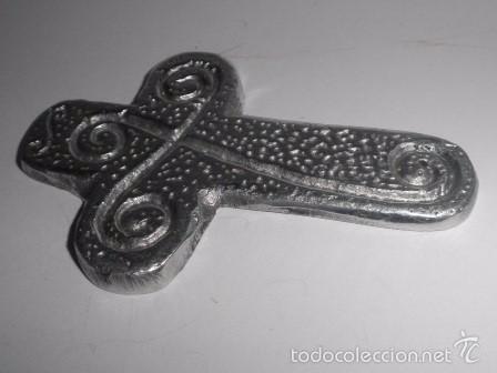Antig&uuml;edades: Crucifijo aluminio labrado - Foto 2
