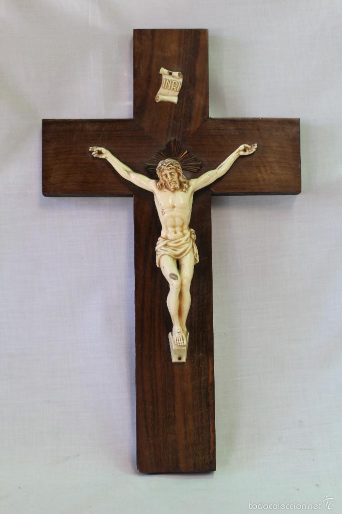 Antig&uuml;edades: cristo en la cruz en pasta y madera - Foto 1