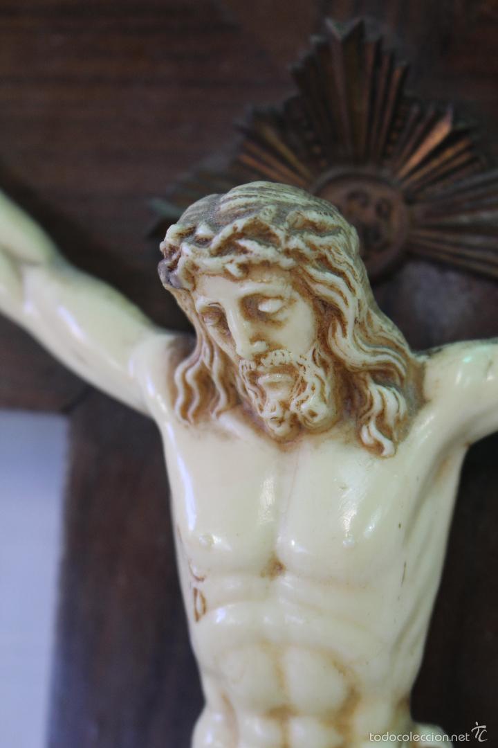 Antig&uuml;edades: cristo en la cruz en pasta y madera - Foto 3