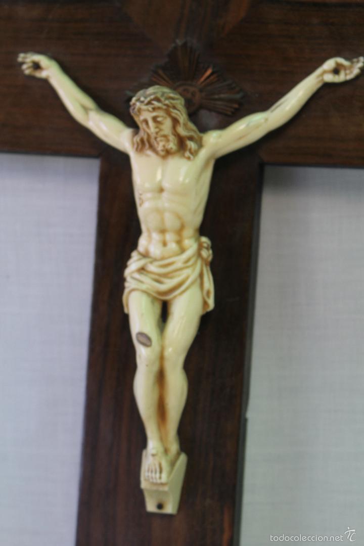 Antig&uuml;edades: cristo en la cruz en pasta y madera - Foto 4
