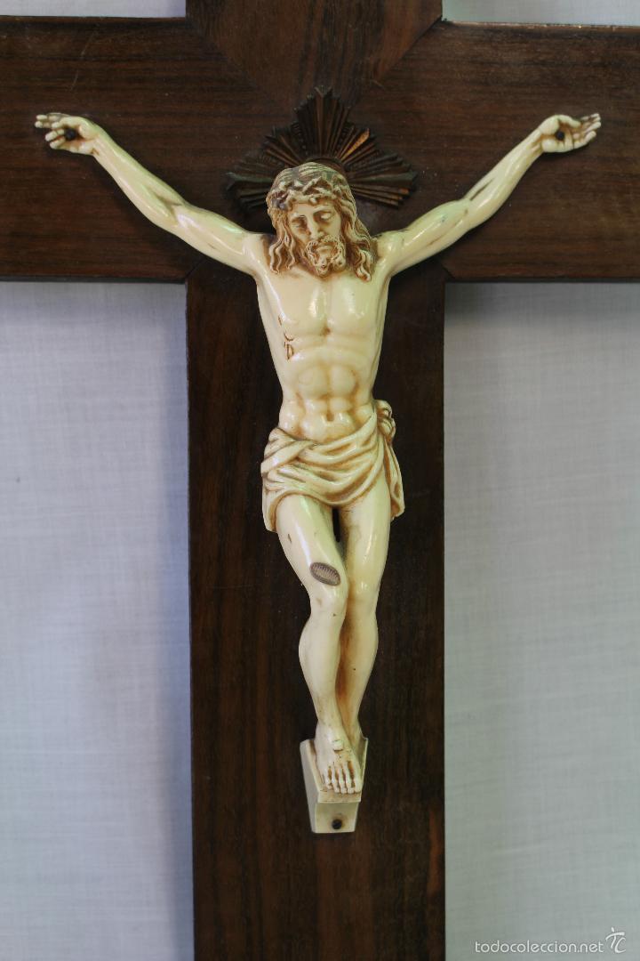 Antig&uuml;edades: cristo en la cruz en pasta y madera - Foto 8