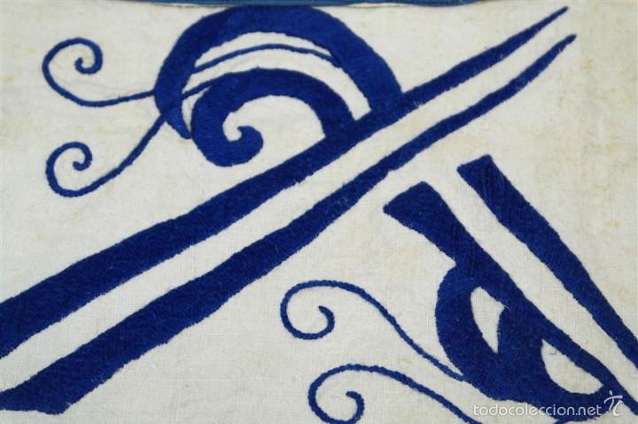 Antig&uuml;edades: Bolso de c&aacute;&ntilde;amo con bordado - Foto 2