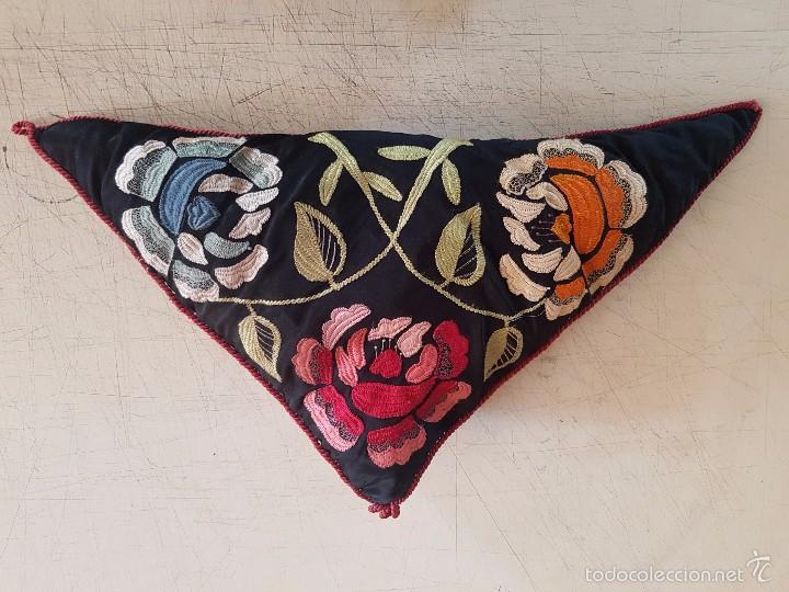 Antiguidades: COJIN NEGRO TRIANGULAR CON FLORES BORDADAS PRIMERA MITAD SIGLO XX