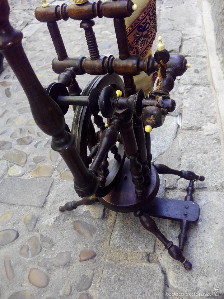 Antig&uuml;edades: RUECA DE NOGAL CON REMATES EN MARFIL - Foto 2