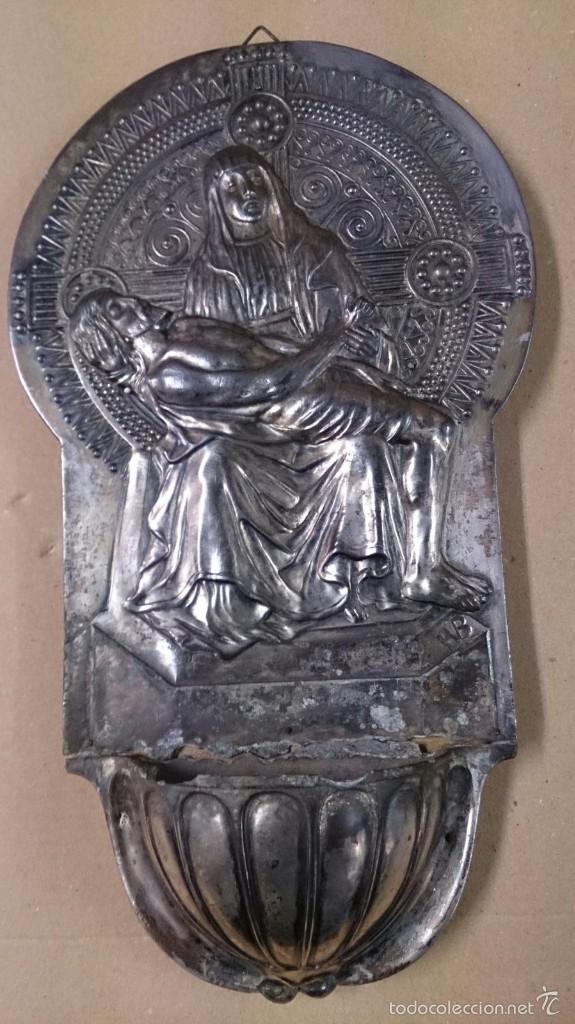 Antig&uuml;edades: Pila benditera en metal - Foto 1