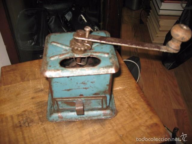 Antiques: Antiguo molinillo de caf&eacute; met&aacute;lico color azul - le falta la tapa