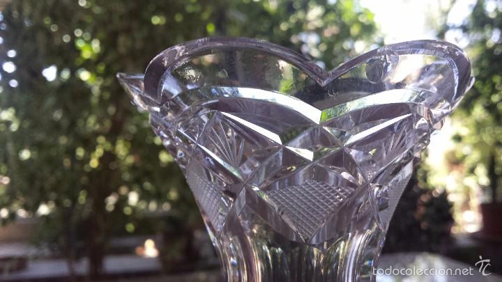 Antig&uuml;edades: antiguo florero tallado y pie de plata - Foto 3