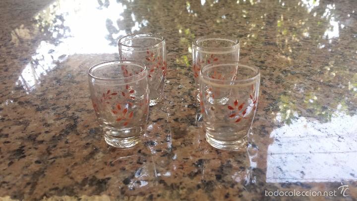 Antig&uuml;edades: antiguo juego de 4 vasitos de licor - Foto 1