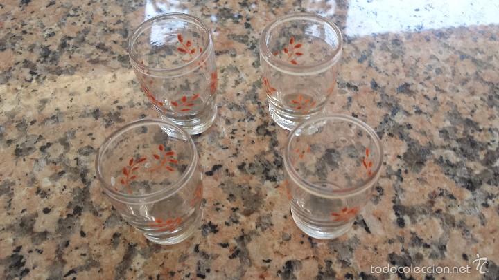 Antig&uuml;edades: antiguo juego de 4 vasitos de licor - Foto 2