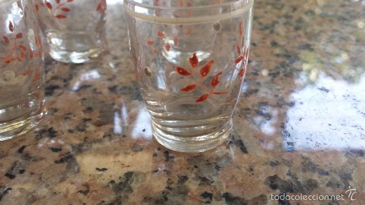 Antig&uuml;edades: antiguo juego de 4 vasitos de licor - Foto 3