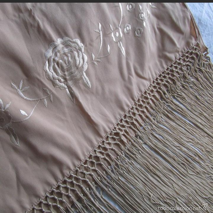 Antig&uuml;edades: Chal de viscosa con bordados y flecos - Foto 1