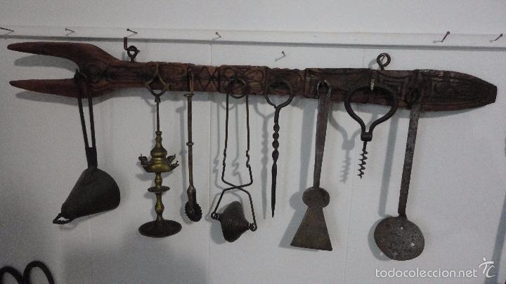 Oggetti Antichi: ANTIGUO COLGADOR DE UTENSILIOS.MADERA TALLADA.ARTE POPULAR. AIRE PASTORIL.GALICIA? SIGLO XX.
