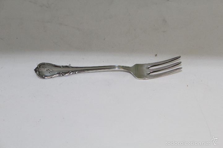 Antig&uuml;edades: tenedor grabado en  alpaca - Foto 1