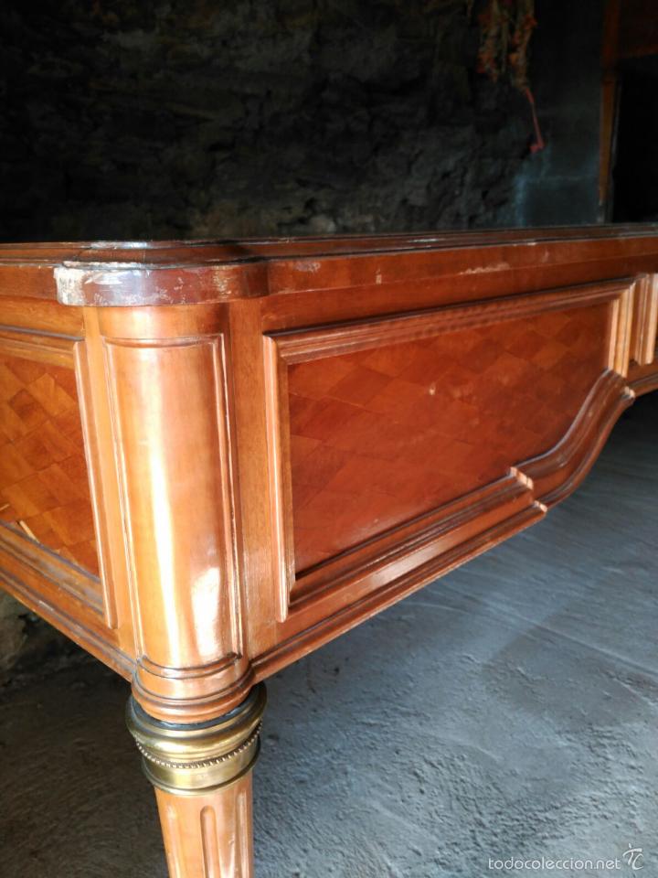 Antig&uuml;edades: Mesa de despacho con remates en marqueter&iacute;a - Foto 3