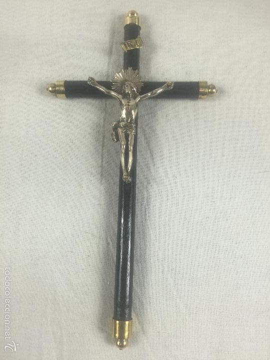 Antig&uuml;edades: Cruz de madera con imagen de plata. - Foto 1
