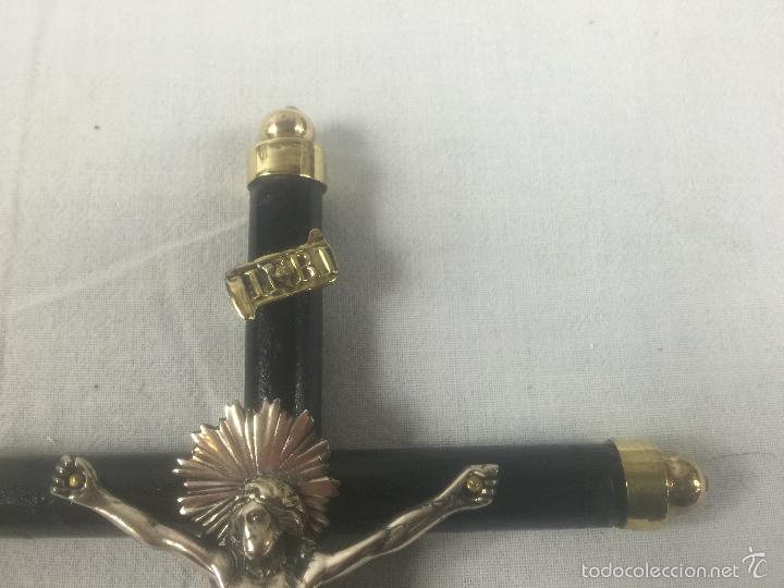 Antig&uuml;edades: Cruz de madera con imagen de plata. - Foto 2