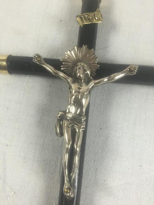 Antig&uuml;edades: Cruz de madera con imagen de plata. - Foto 3