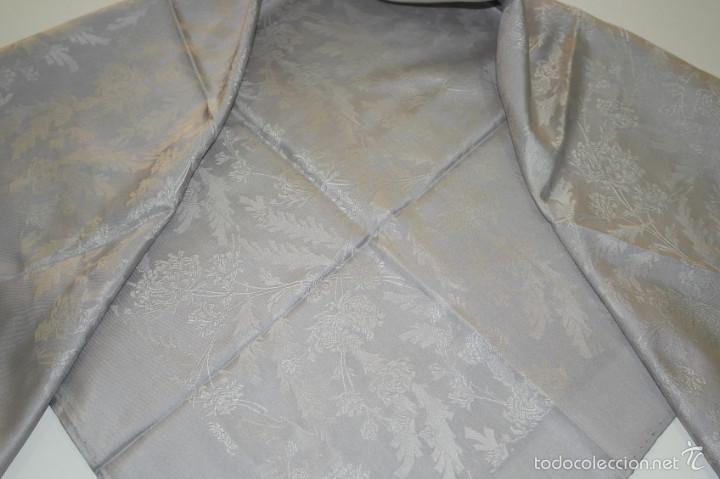 Antig&uuml;edades: Pa&ntilde;uelo de seda brocado. - Foto 4