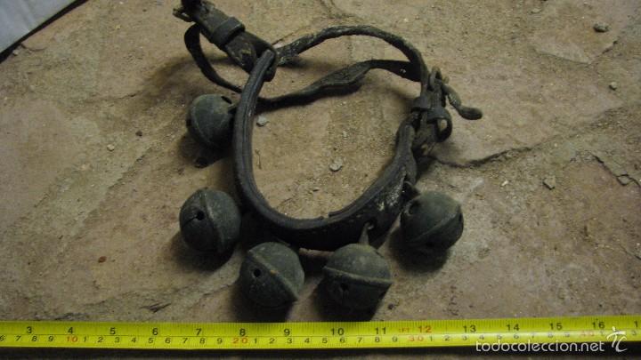 Antig&uuml;edades: Collar con cascabeles. - Foto 1