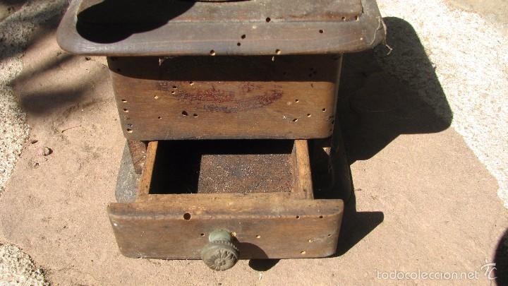 Antig&uuml;edades: Peque&ntilde;o molinillo de cafe. - Foto 2